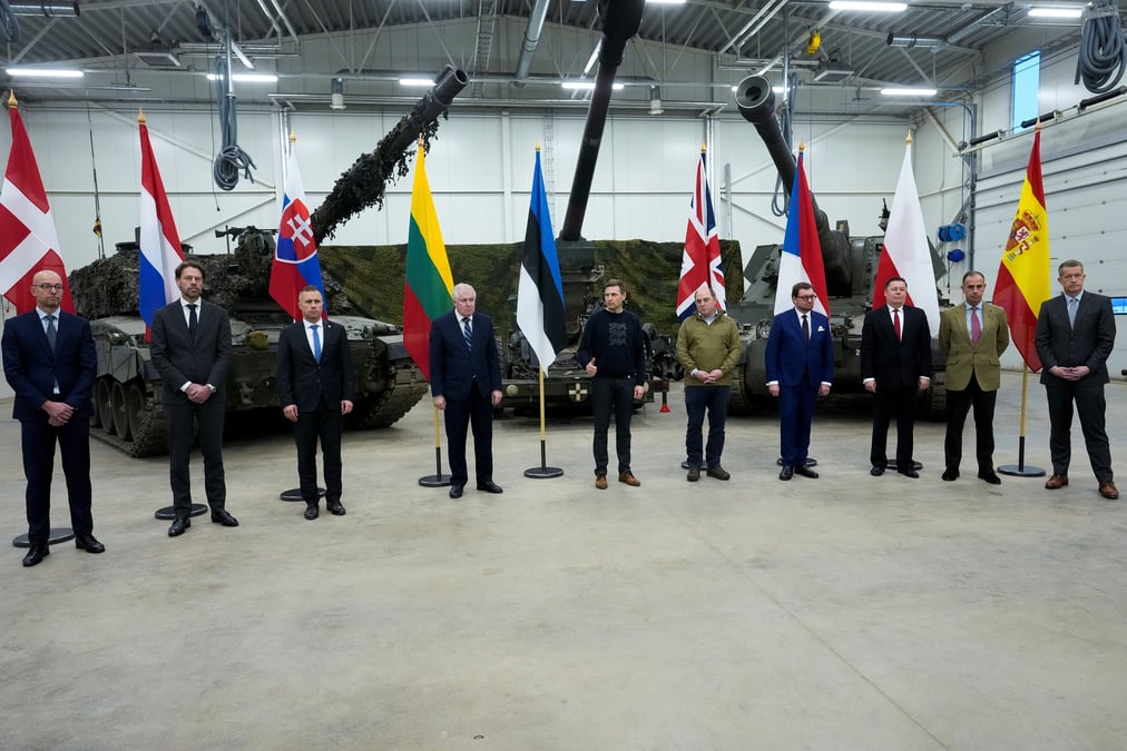 Le secretaire britannique a la defense ben wallace, et d'autres representants de l'otan posent pour une photo a la base militaire de tapa, en estonie