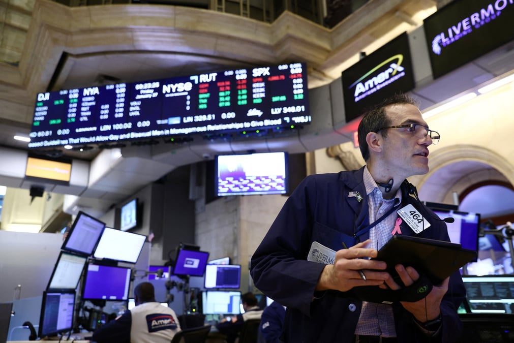 Un trader travaille dans la salle des marches de la bourse de new york (nyse), a new york