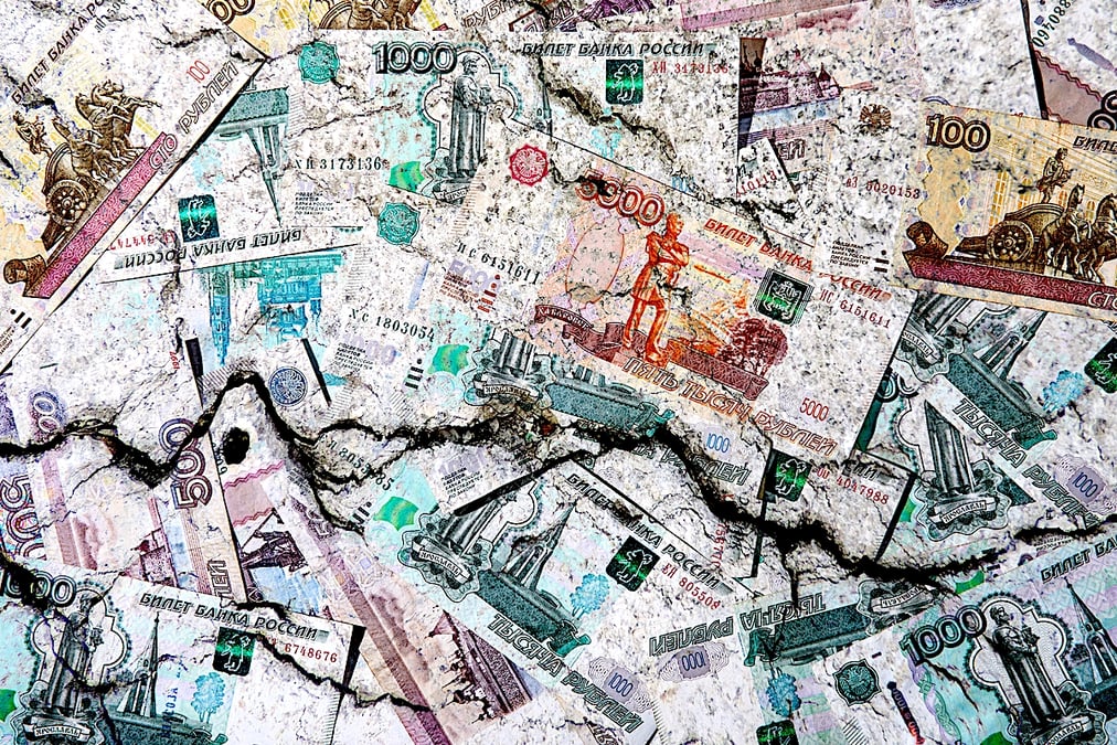 Depuis la mi-2022, le rouble connaît une dépréciation régulière : en un an il a perdu 38 % face au dollar, et 17 % depuis février 2022.