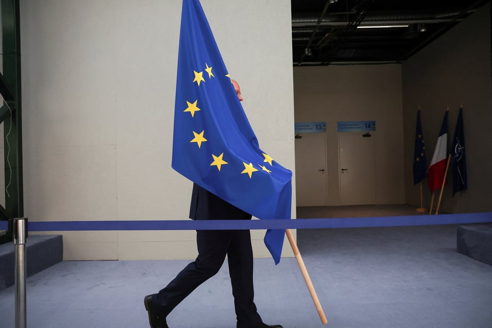 Un drapeau de l'ue lors du sommet de l'otan