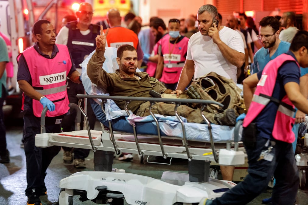 Un officier israelien blesse arrive a l'hopital
