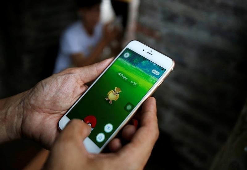En norvege, une elue joue a pokemon go pendant une audience parlementaire