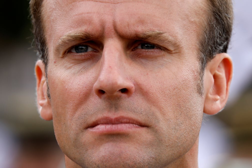 "tu m'appelles monsieur le president", dit macron a un jeune