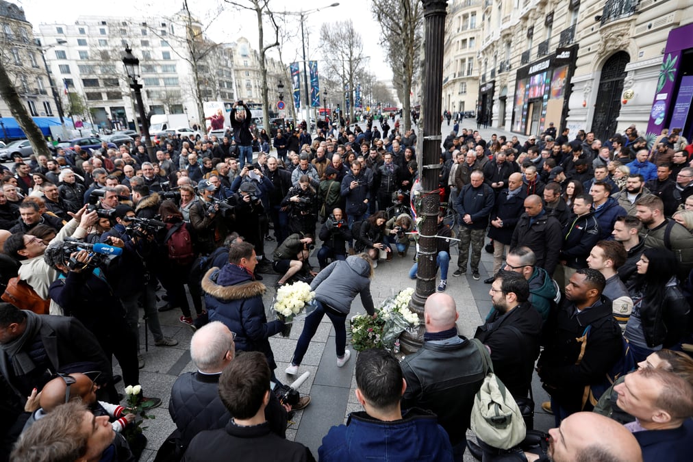 Des fleurs a la memoire d'un policier tue sur les champs-elysees