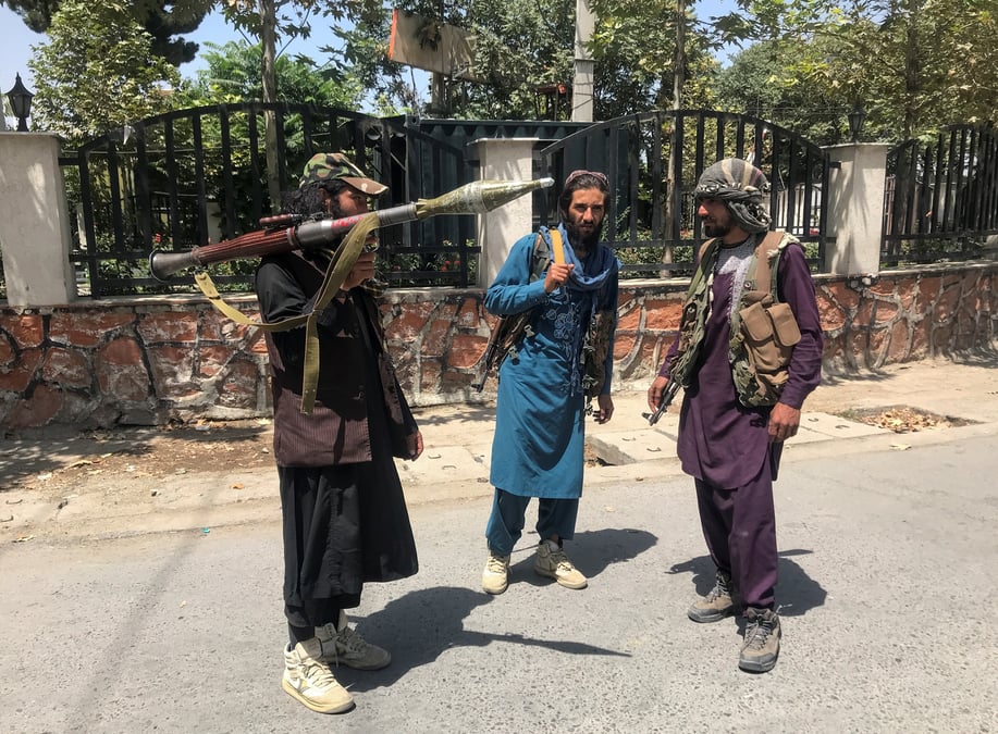 Afghanistan: a kaboul, les taliban confisquent des armes a des civils