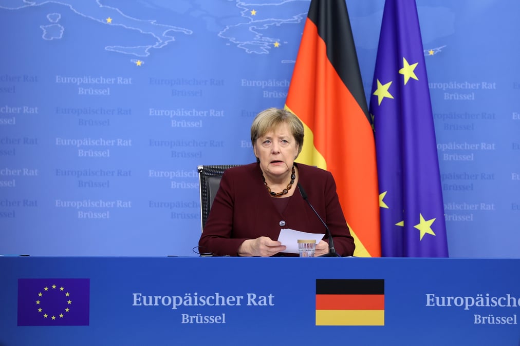 Angela merkel ovationnee par les dirigeants europeens a bruxelles