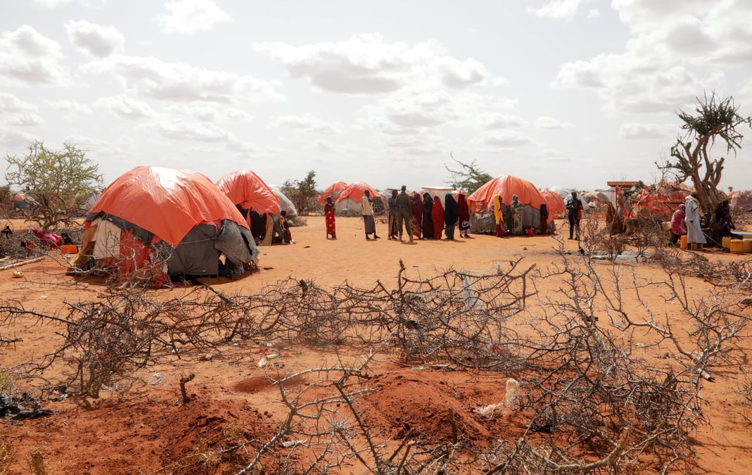 Les tombes de soeurs jumelles mortes de faim sont visibles dans le camp de deplaces de kaxareey a dollow, en somalie