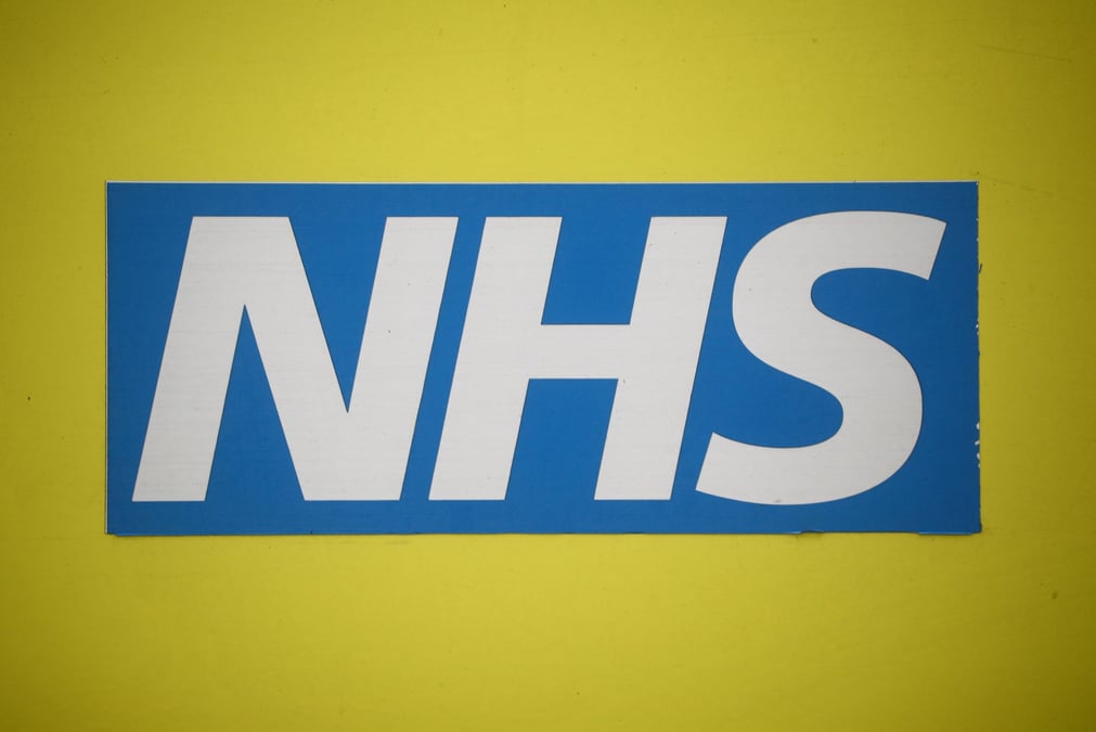 Le logo du nhs est visible sur une ambulance garee devant l'hopital nightingale au centre excel, a londres