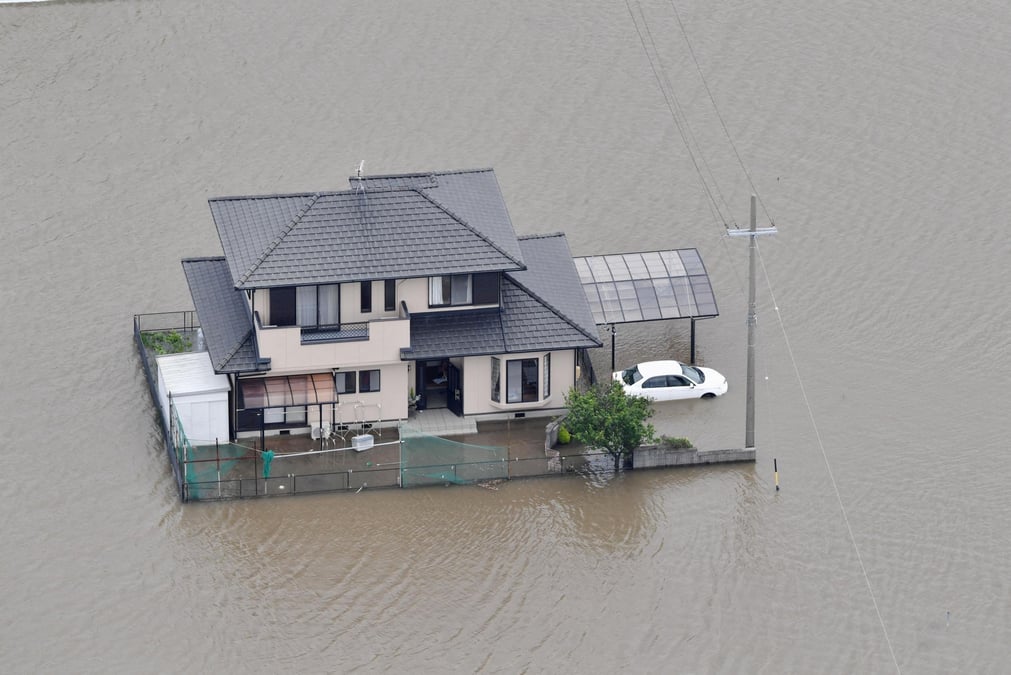 Une maison entouree par les eaux de crue apres le passage du typhon mawar a toyokawa, au japon