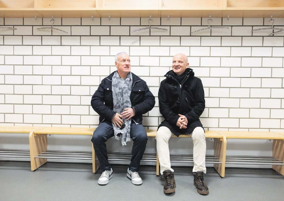 Didier Deschamps et Guy Stephan, à Paderborn (Allemagne), dans le vestiaire du stade d’entraînement des Bleus pour l’Euro 2024.