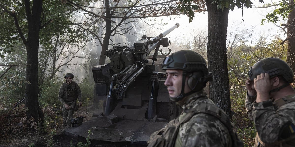 Des soldats ukrainiens se préparent à tirer avec le système d'artillerie CAESAR dans l'oblast de Donetsk, en Ukraine, le 28 juillet 2024.