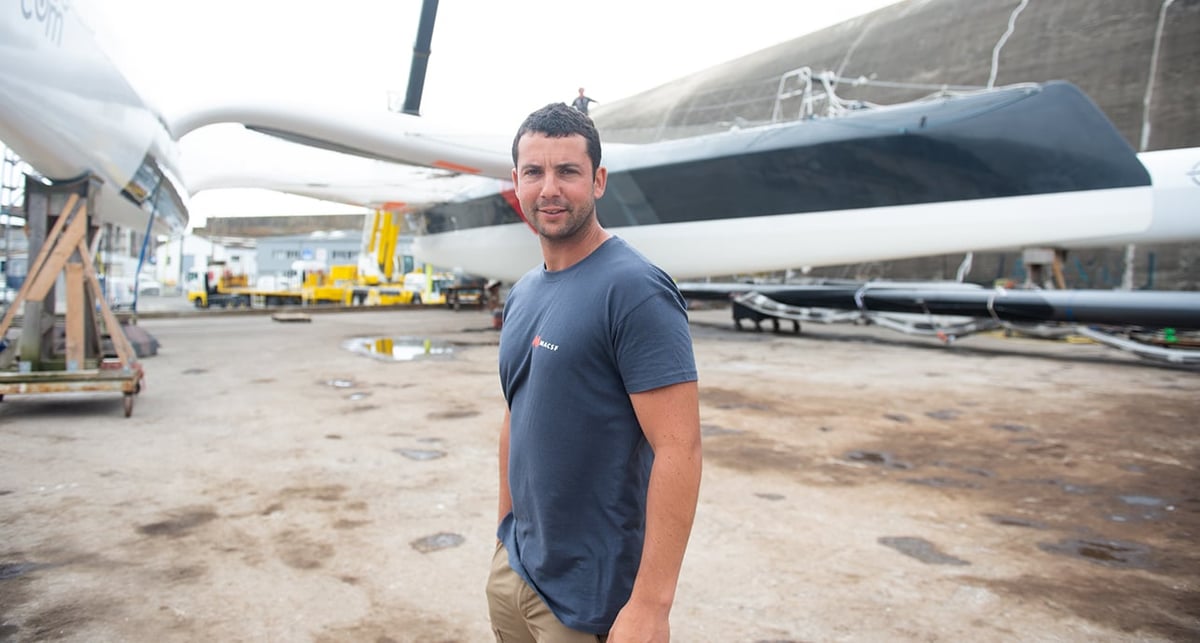 Le navigateur Guirec Soudée, quelques minutes avant que l'Ultim MACSF soit mis à l'eau le 26 juin 2025 à Lorient La Base.