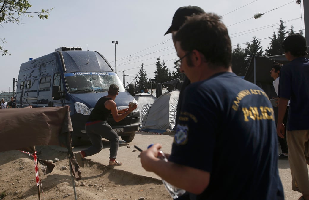 Affrontements en grece, a idomeni, entre migrants et policiers