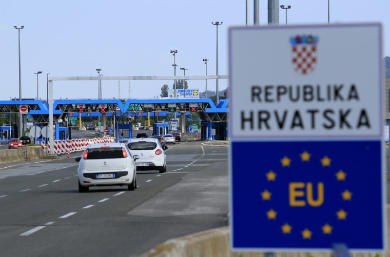 Des migrants stoppes a la frontiere entre bosnie et croatie
