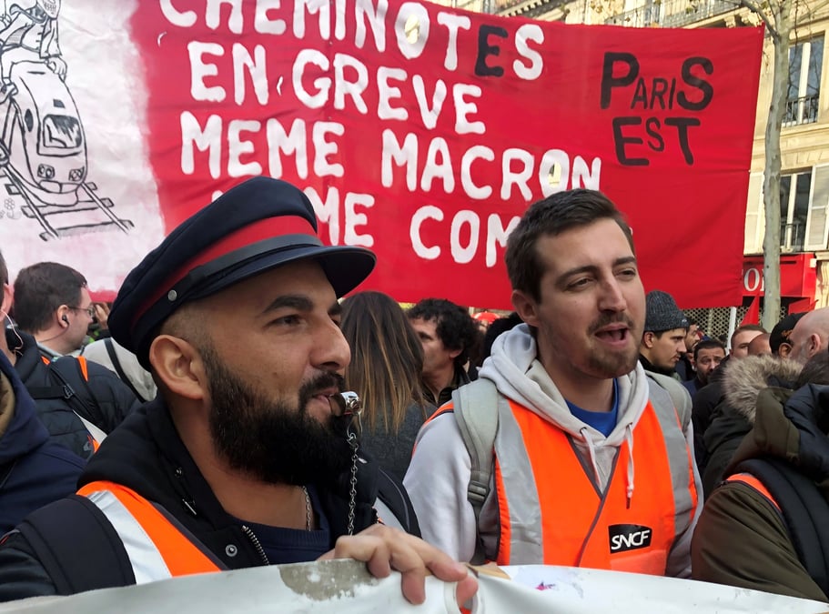 Paris, le 17 décembre 2019. Des cheminots en grève assistent à la manifestation contre la réforme des retraites