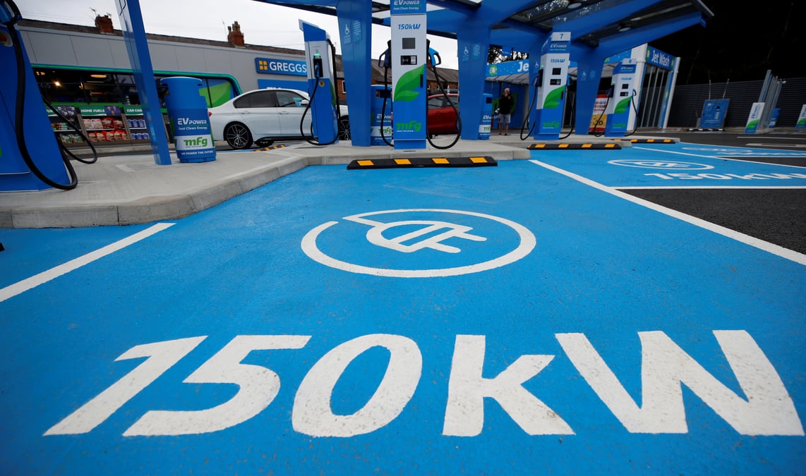 Fortress prepare une offre de 5 milliards de livres sur motor fuel group, selon sky news