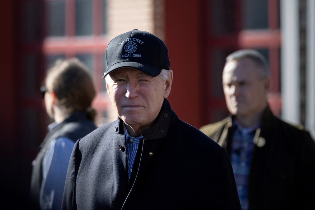 Le president americain joe biden devant la caserne des pompiers a nantucket