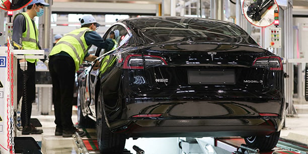 Assemblée dans la Tesla Giga Shanghai en Chine, la Model 3 voit son prix grimper de 5 000 euros.