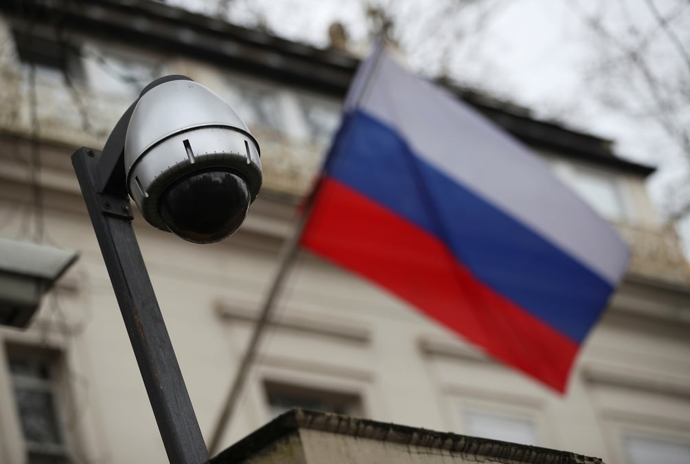 Un drapeau russe devant l'ambassade de russie a londres