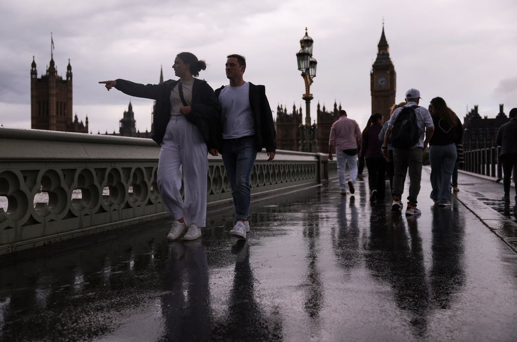 Des personnes marchent sur le pont de westminster a londres