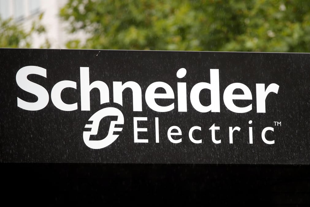 Le logo de schneider electric est visible au siege de l'entreprise a rueil-malmaison