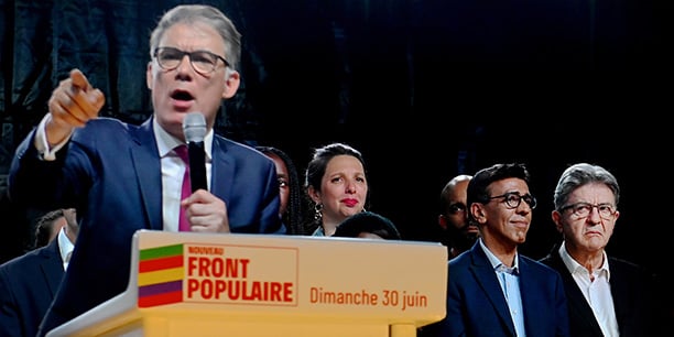 Discours d’Olivier Faure pour les législatives sous le regard de Jean-Luc Mélenchon, le 30 juin 2024 à Paris.