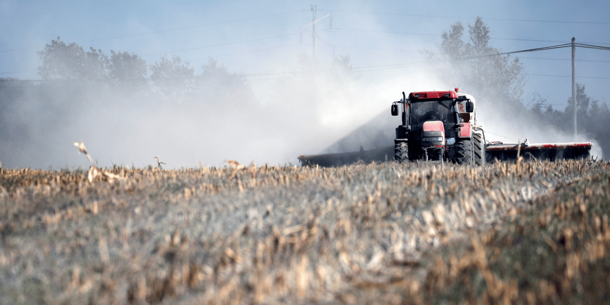 Lors de l'annonce de cette aide, en mai 2020, le ministère de l'Agriculture avait souligné qu'elle s'inscrivait "en cohérence avec le nouveau dispositif mis en œuvre au 1er janvier 2020 pour renforcer la protection des riverains lors de l'utilisation des produits phytosanitaires": les zones de non traitement (ZNT) aux pesticides.