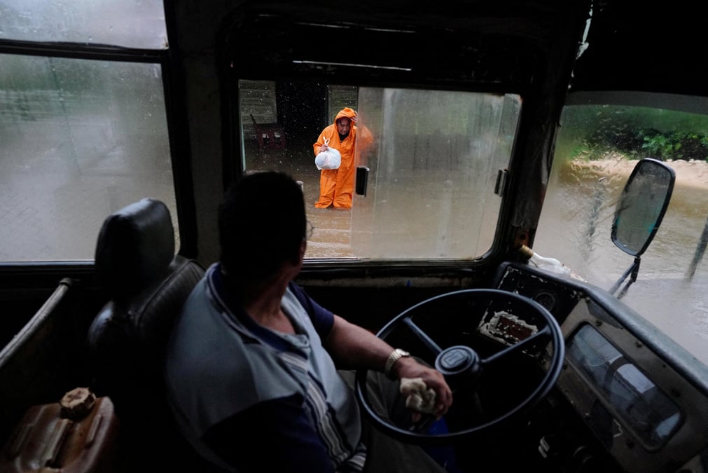Joel garcia, 53 ans, conduit un bus scolaire pour evacuer une femme de sa maison alors que la tempete idalia touche terre a cuba