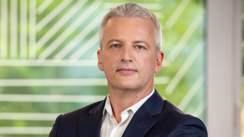 Cyril Menon, directeur des opérations chez Soitec  : « Grâce aux économies d'eau réalisées, le démarrage de la nouvelle unité de Bernin 4, lui, se fera sans consommation d'eau supplémentaire par rapport aux volumes déjà autorisés pour les unités existantes. A doublement de la production d'ici à 2026, nous ne franchirons pas cette barre, malgré la forte activité dans la nouvelle usine ».