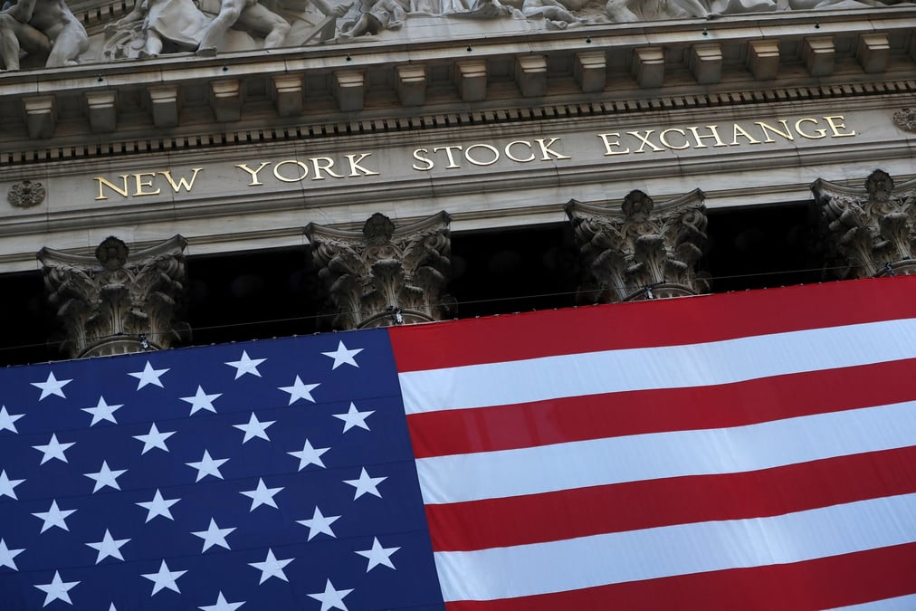 Photo d'archives: le drapeau americain est vu sur le new york stock exchange (nyse)