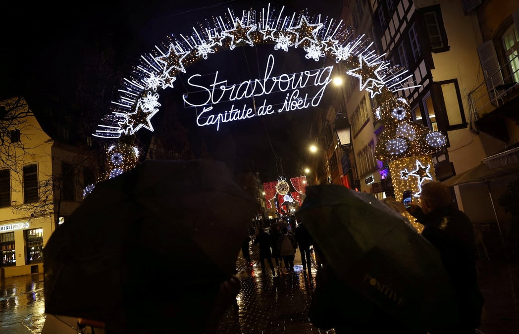Des personnes visitent le marché de Noël à Strasbourg