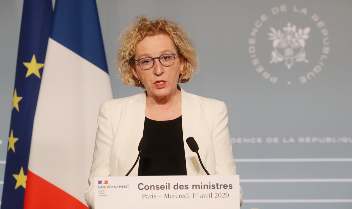 "ne pas se precipiter sur les rumeurs", dit penicaud interrogee sur des fermetures de sites renault