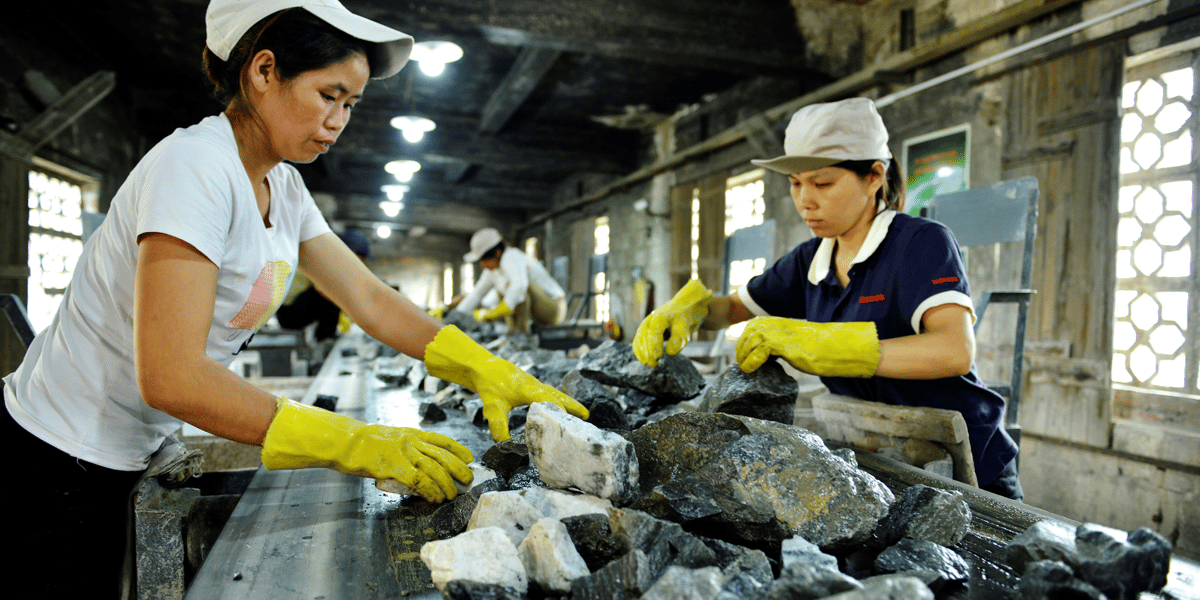 Si la Chine est première dans les lanthanides ou le tungstène, ce n'est pas pour une raison géopolitique étrangement misanthropique, mais encore et toujours pour une raison géologique, elle en a de riches gisements et elle les exploite. (Photo d'illustration: le tri du minerai dans une mine de tungstène à Zhongshan, région autonome de Zhuang, Guangxi, Chine, le 2 juin 2017)