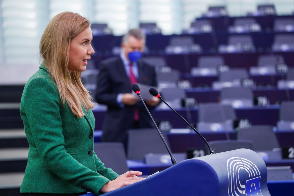 Le paiement de gaz russe en roubles violerait les sanctions, repete l'ue