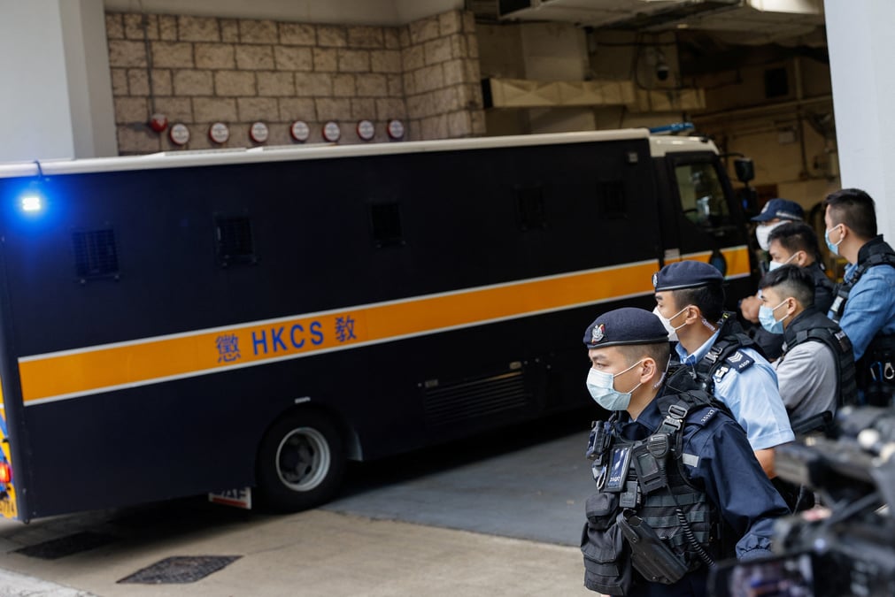 Une camionnette censee transporter le magnat pro-democratie hongkongais jimmy lai, a hong kong