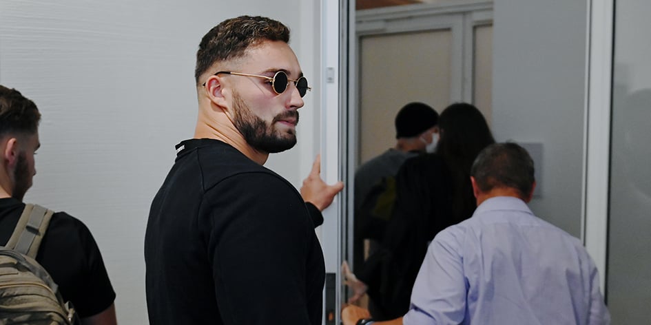Lunettes noires et carrure de Musclor, Marc de Cacqueray-Valménier au tribunal de Paris en septembre.