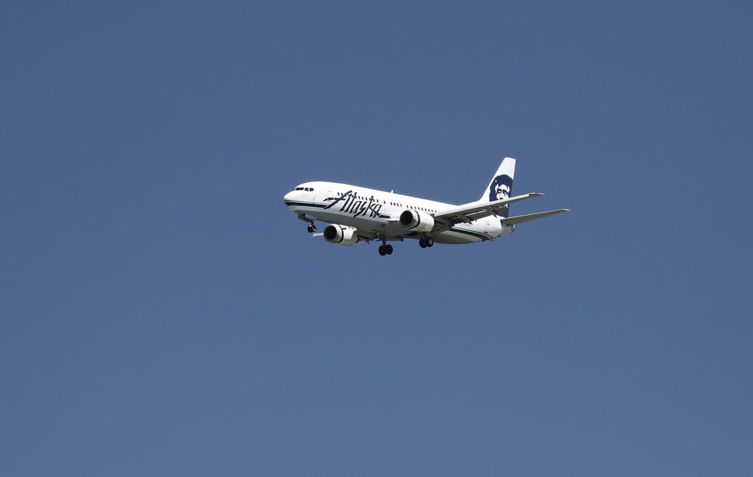 Un boeing 737-400 d'alaska airlines s'approche pour atterrir a l'aeroport international de san francisco