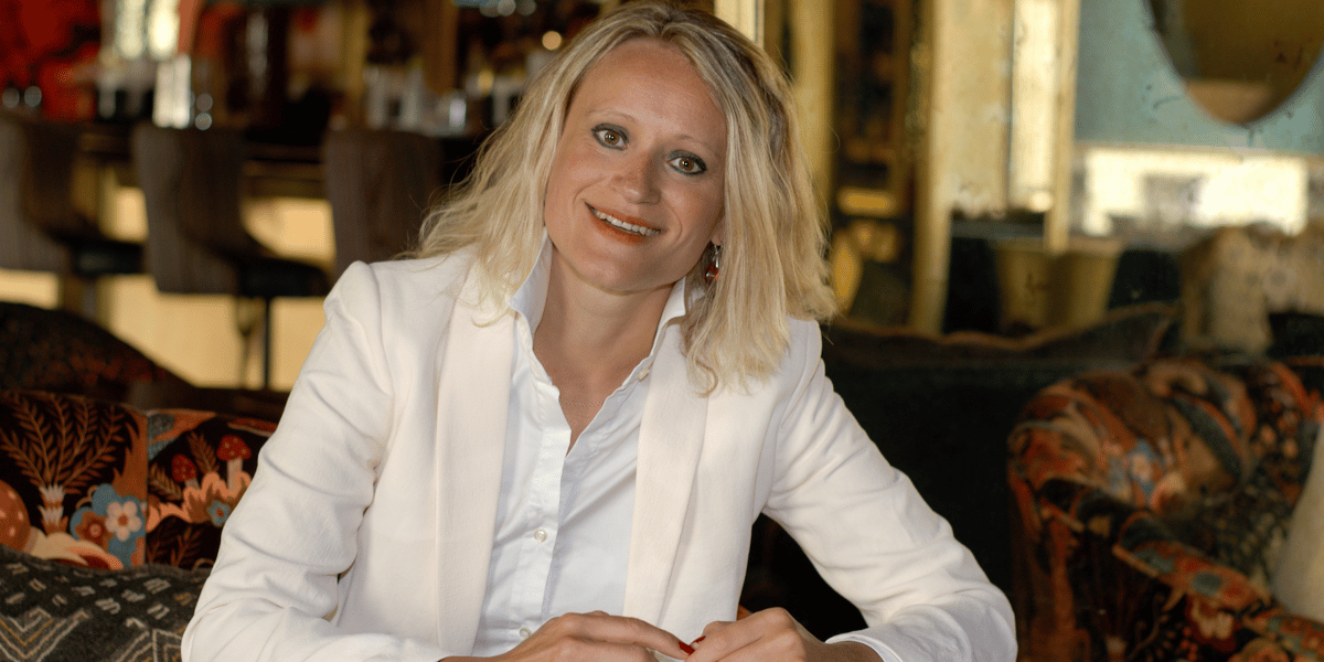 La philosophe Gabrielle Halpern, qui fait volontiers l'éloge de l'hybridation, est invitée en résidence pour un an par la Cité de l'économie et des métiers de demain à Montpellier.