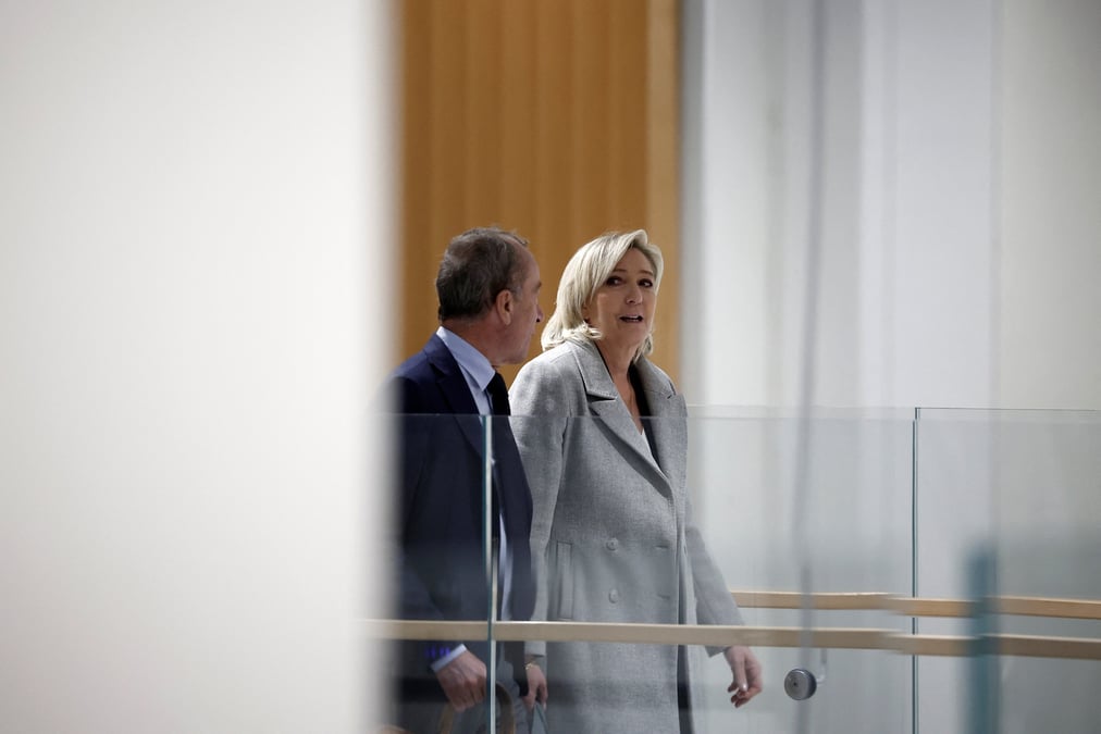 La dirigeante de l'extreme droite francaise, marine le pen, est jugee pour avoir pretendument detourne des fonds de l'ue