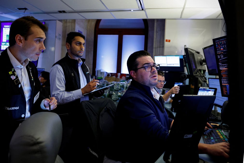 Les traders travaillent sur le parquet du nyse a new york