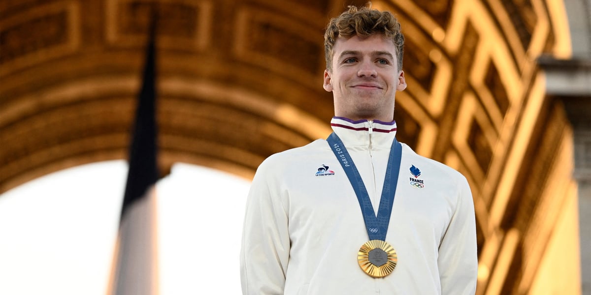 Léon Marchand récompensé lors de la « parade des champions » sur les Champs-Élysées après les Jeux de Paris 2024, le 14 septembre 2024.