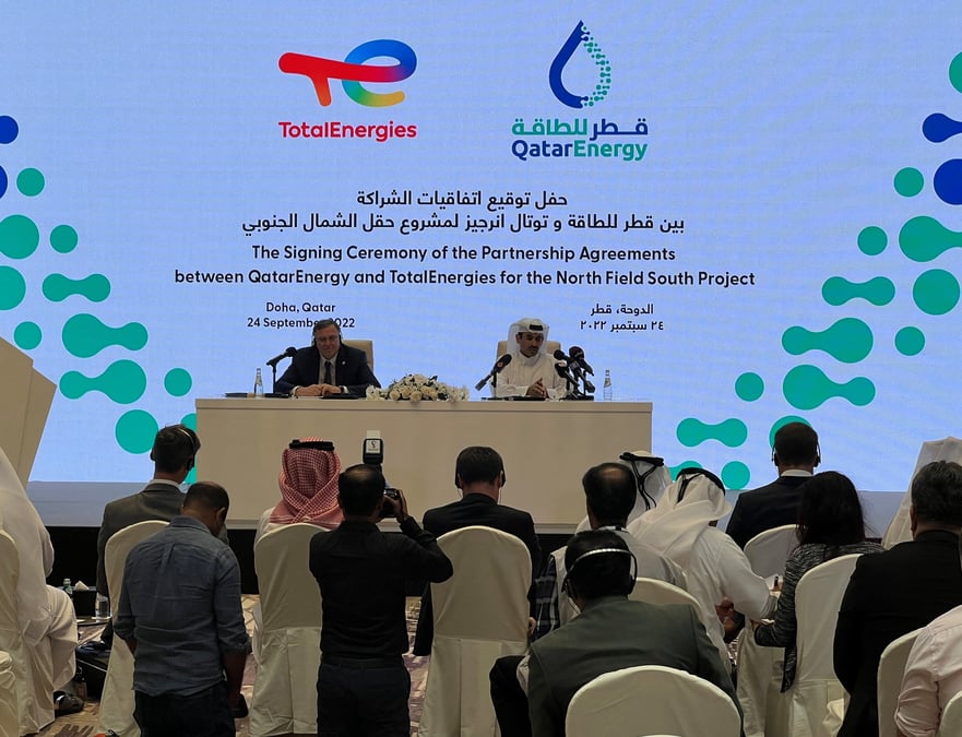 Saad al-kaabi et patrick pouyanne lors de la ceremonie de signature des accords du partenariat entre qatarenergy et totalenergies a doha, au qatar