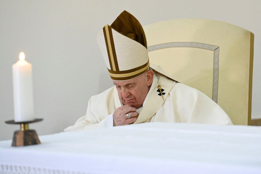 Photo du pape francois lors d'une visite de la prison pour mineurs de casal del marmo