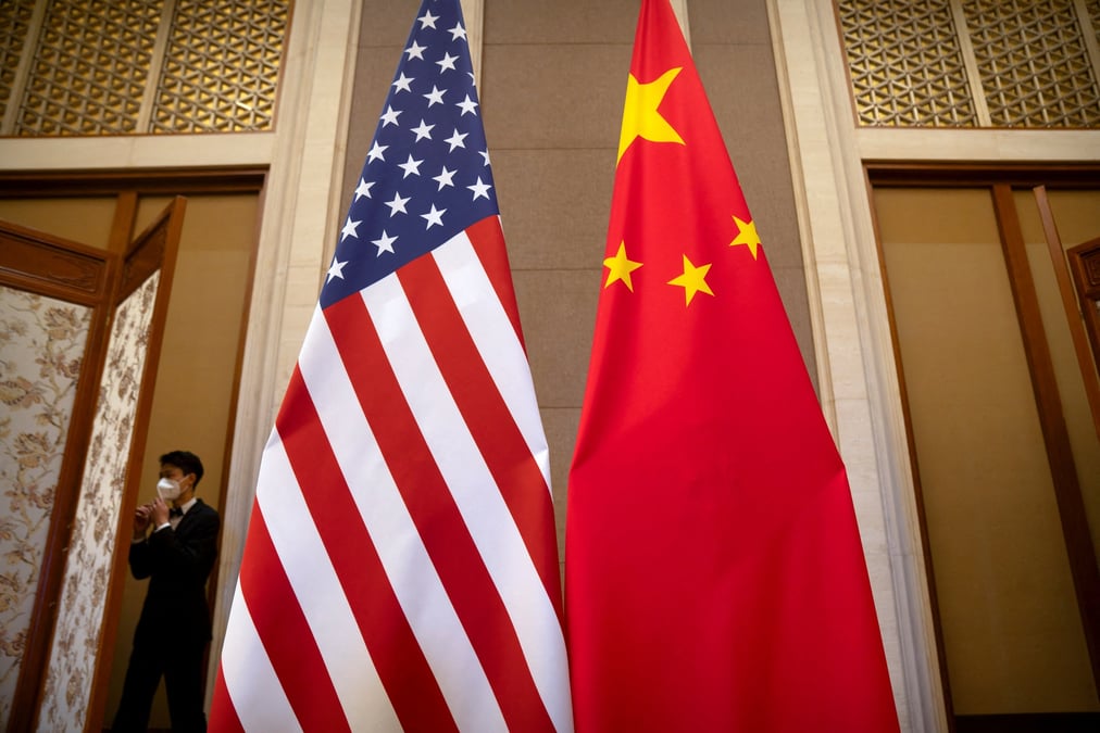 Les relations entre les deux plus grandes puissances économiques mondiales se sont tendues ces dernières années, du fait d'un éventail de questions, entre l'origine de la pandémie de COVID-19, les taxes douanières, Taiwan ou encore, en début d'année, avec la destruction d'un présumé ballon espion chinois au-dessus du territoire américain.