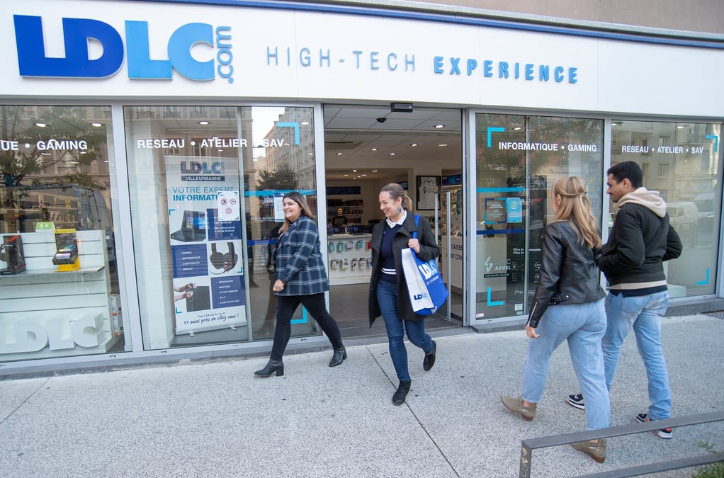 LDLC dispose d'une centaine de boutiques en France.