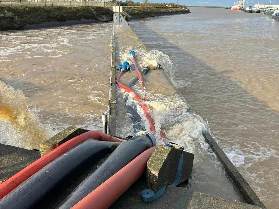 Entre le 1er novembre et 8 janvier, l'IIW a évacué 604 millions de mètres cubes dont 300 millions par gravité (avec les portes des écluses grandes ouvertes à marée basse) et 304 millions via les pompes en place sur le littoral dans les villes de Marck, Calais, Gravelines, Mardyck et Dunkerque, renforcées par les méga-pompes mises en place dans l'urgence par l'Etat.