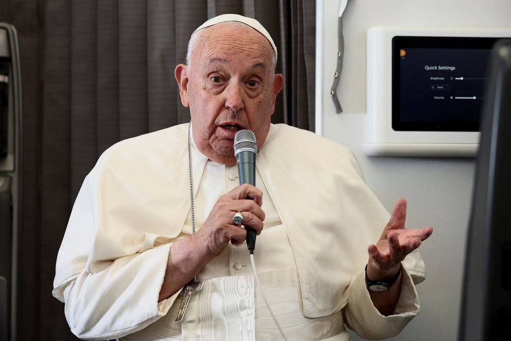 Le pape francois tient une conference de presse a bord de l'avion papal