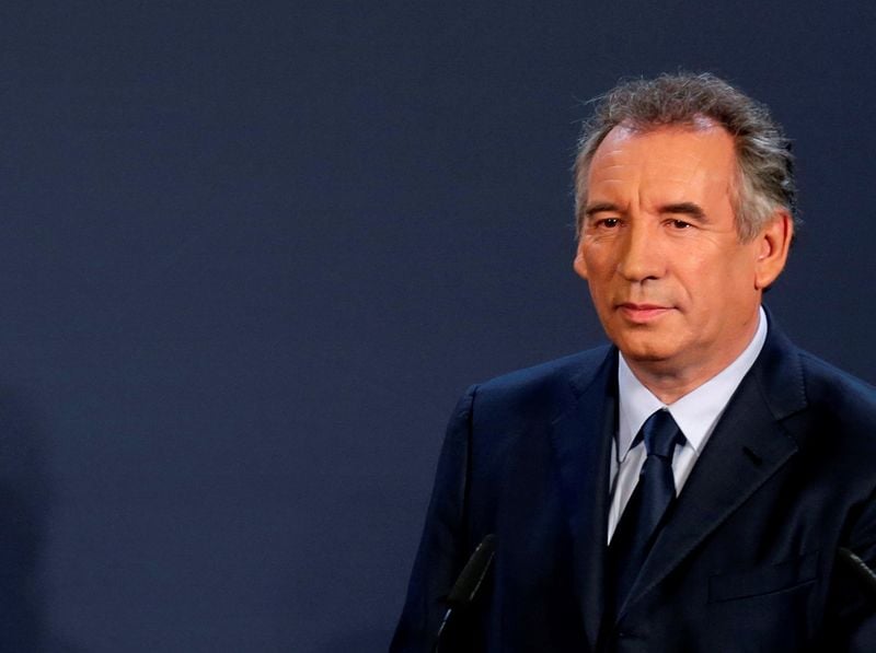 Francois bayrou juge nicolas sarkozy irresponsable sur la cantine et le voile