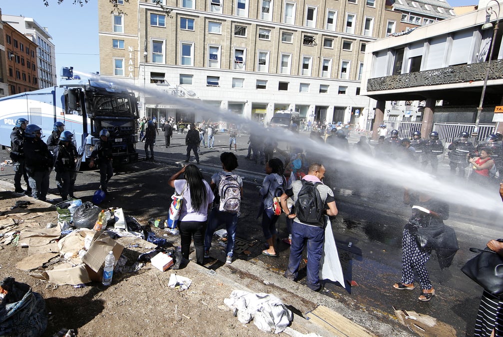 Incidents lors de l'evacuation de migrants dans rome