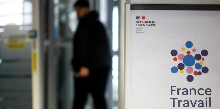 Le chômage frappe « 19 % » des jeunes, déplore le Premier ministre, François Bayrou.